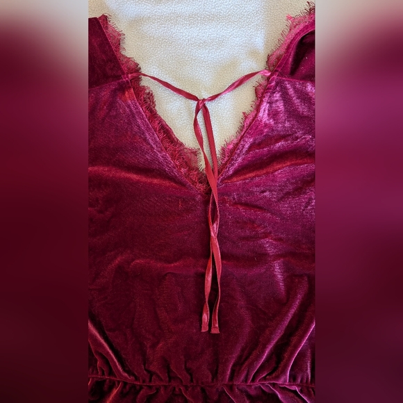 !!SOLD!! XL Gothic Dark red / Burgundy Velvet Abercrombie & Fitch top with Lace - Picture 5 of 6